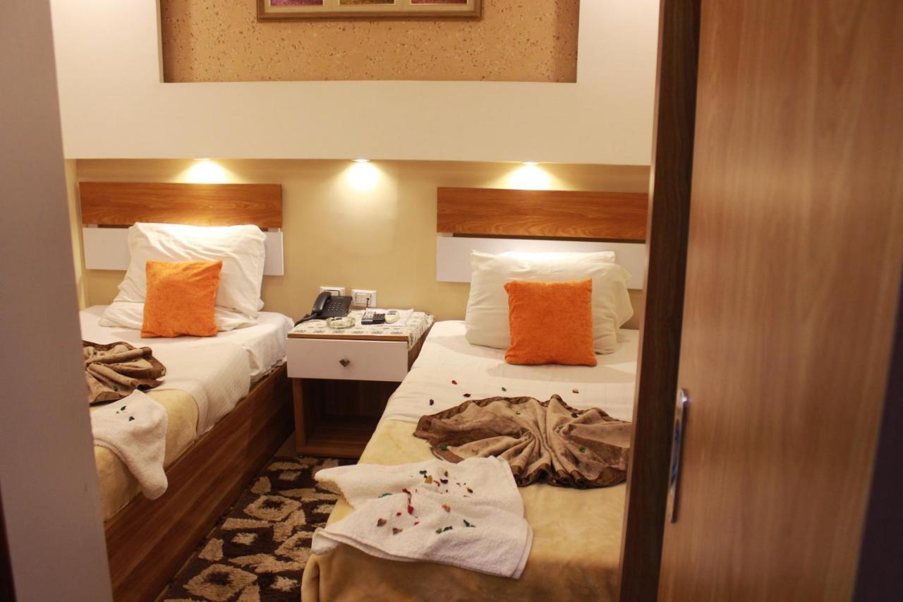 Osiris Hostel *